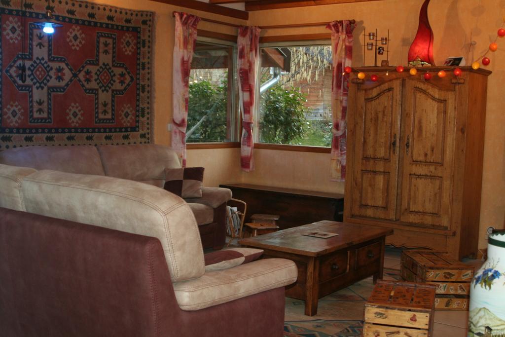 Chambre d'hôtes LES CRETS Mercury-Gémilly Extérieur photo